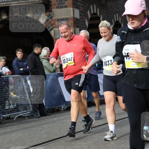 05.10.2025 - 20. swb-Marathon Bremen Strokosch-Dieckow http://msf.ph/oto/9283030 05.10.2025 11:16:15 Ziel 7110, 9679, 10339, 10340, 10564, 11029, 11247, 11378 meine-sportfotos.de