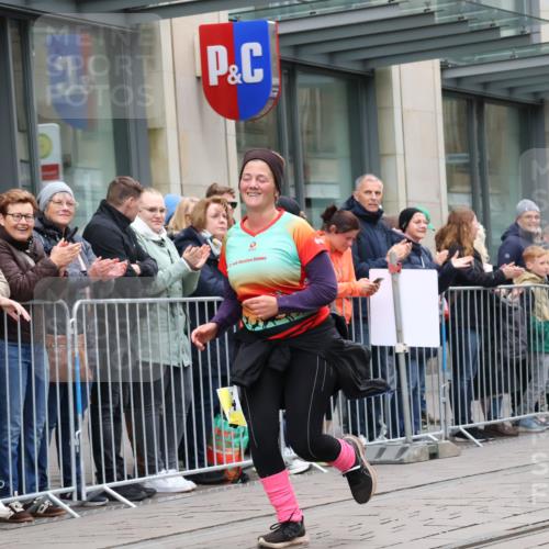 05.10.2025 - 20. swb-Marathon Bremen Strokosch-Dieckow http://msf.ph/oto/9283046 05.10.2025 11:23:28 Ziel 10774, 10774 meine-sportfotos.de