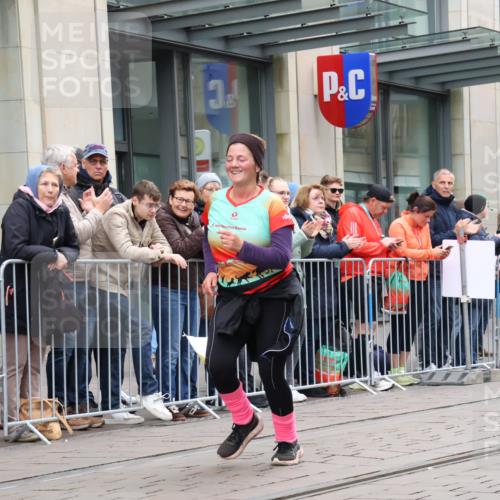 05.10.2025 - 20. swb-Marathon Bremen Strokosch-Dieckow http://msf.ph/oto/9283052 05.10.2025 11:23:29 Ziel 10774, 10774 meine-sportfotos.de