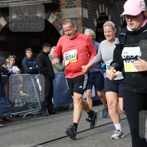05.10.2025 - 20. swb-Marathon Bremen Strokosch-Dieckow http://msf.ph/oto/9283059 05.10.2025 11:16:15 Ziel 7110, 9679, 10339, 10340, 10564, 11029, 11247, 11378 meine-sportfotos.de