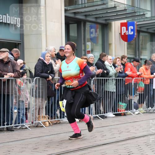 05.10.2025 - 20. swb-Marathon Bremen Strokosch-Dieckow http://msf.ph/oto/9283069 05.10.2025 11:23:29 Ziel 10774, 10774 meine-sportfotos.de