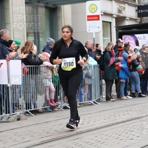05.10.2025 - 20. swb-Marathon Bremen Strokosch-Dieckow http://msf.ph/oto/9283080 05.10.2025 11:23:46 Ziel 9733, 10774, 9733, 10774 meine-sportfotos.de