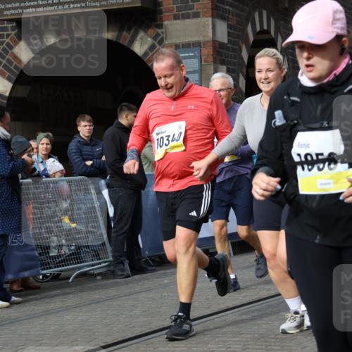 05.10.2025 - 20. swb-Marathon Bremen Strokosch-Dieckow http://msf.ph/oto/9283086 05.10.2025 11:16:15 Ziel 7110, 9679, 10339, 10340, 10564, 11029, 11247, 11378 meine-sportfotos.de