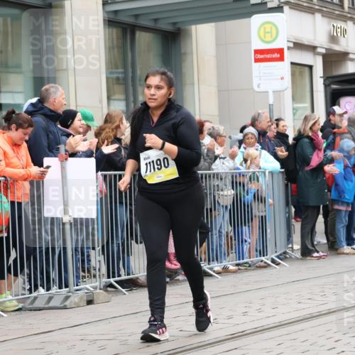 05.10.2025 - 20. swb-Marathon Bremen Strokosch-Dieckow http://msf.ph/oto/9283094 05.10.2025 11:23:46 Ziel 9733, 10774, 9733, 10774 meine-sportfotos.de