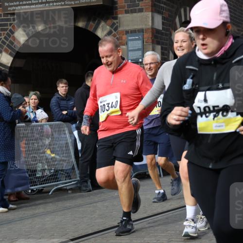 05.10.2025 - 20. swb-Marathon Bremen Strokosch-Dieckow http://msf.ph/oto/9283108 05.10.2025 11:16:15 Ziel 7110, 9679, 10339, 10340, 10564, 11029, 11247, 11378 meine-sportfotos.de