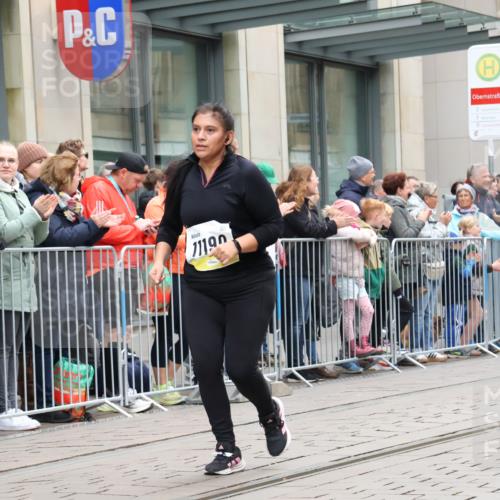 05.10.2025 - 20. swb-Marathon Bremen Strokosch-Dieckow http://msf.ph/oto/9283115 05.10.2025 11:23:47 Ziel 9733, 10774, 9733, 10774 meine-sportfotos.de