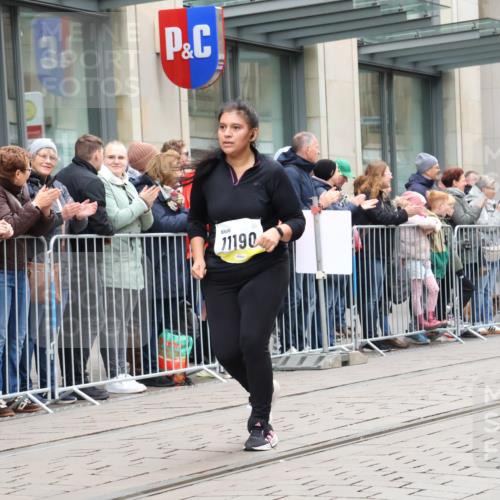 05.10.2025 - 20. swb-Marathon Bremen Strokosch-Dieckow http://msf.ph/oto/9283130 05.10.2025 11:23:47 Ziel 9733, 10774, 9733, 10774 meine-sportfotos.de