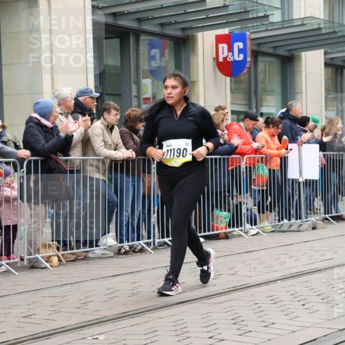 05.10.2025 - 20. swb-Marathon Bremen Strokosch-Dieckow http://msf.ph/oto/9283149 05.10.2025 11:23:48 Ziel 9733, 10774, 11190, 9733, 10774, 11190 meine-sportfotos.de