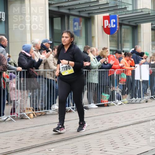05.10.2025 - 20. swb-Marathon Bremen Strokosch-Dieckow http://msf.ph/oto/9283160 05.10.2025 11:23:48 Ziel 9733, 10774, 11190, 9733, 10774, 11190 meine-sportfotos.de