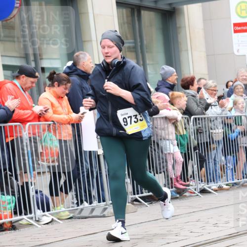 05.10.2025 - 20. swb-Marathon Bremen Strokosch-Dieckow http://msf.ph/oto/9283177 05.10.2025 11:23:51 Ziel 9733, 10774, 11190, 9733, 10774, 11190 meine-sportfotos.de