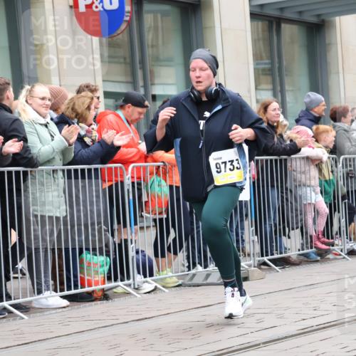 05.10.2025 - 20. swb-Marathon Bremen Strokosch-Dieckow http://msf.ph/oto/9283191 05.10.2025 11:23:51 Ziel 9733, 10774, 11190, 9733, 10774, 11190 meine-sportfotos.de