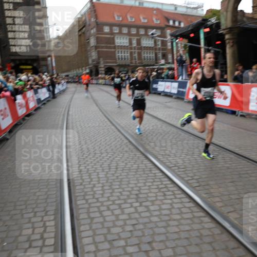 05.10.2025 - 20. swb-Marathon Bremen Yannick Fuchs http://msf.ph/oto/9283198 05.10.2025 12:59:21 Ziel 2130, 2385, 3219, 3391, 4158, 5908, 6224, 6423 meine-sportfotos.de