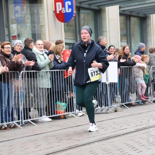 05.10.2025 - 20. swb-Marathon Bremen Strokosch-Dieckow http://msf.ph/oto/9283202 05.10.2025 11:23:51 Ziel 9733, 10774, 11190, 9733, 10774, 11190 meine-sportfotos.de