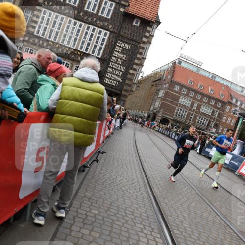 05.10.2025 - 20. swb-Marathon Bremen Yannick Fuchs http://msf.ph/oto/9283223 05.10.2025 13:00:08 Ziel 40, 689, 2186, 8351 meine-sportfotos.de