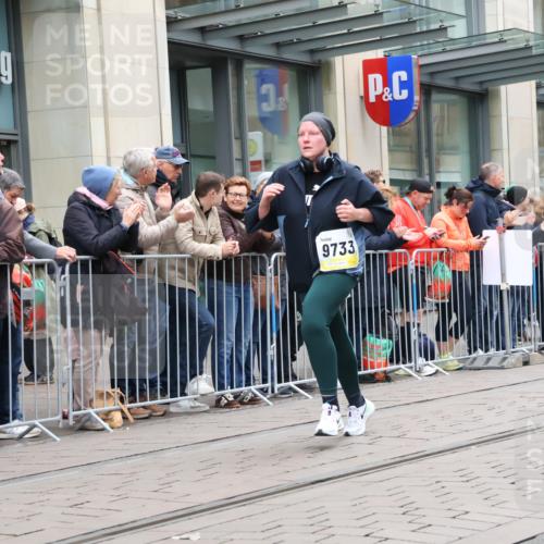 05.10.2025 - 20. swb-Marathon Bremen Strokosch-Dieckow http://msf.ph/oto/9283224 05.10.2025 11:23:52 Ziel 9733, 11190, 9733, 11190 meine-sportfotos.de