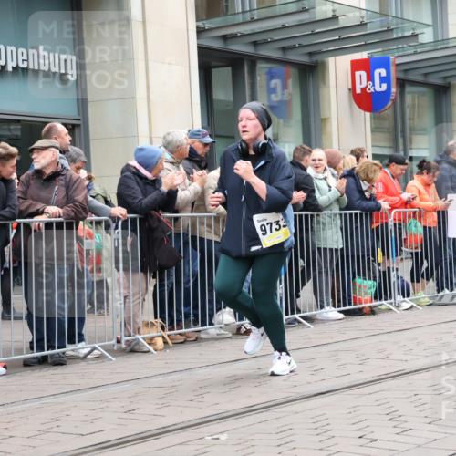 05.10.2025 - 20. swb-Marathon Bremen Strokosch-Dieckow http://msf.ph/oto/9283238 05.10.2025 11:23:52 Ziel 9733, 11190, 9733, 11190 meine-sportfotos.de