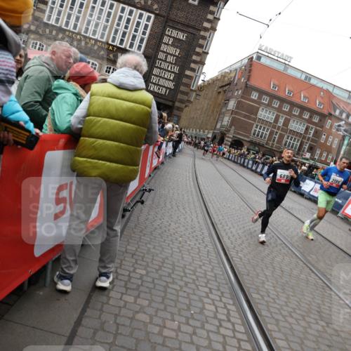 05.10.2025 - 20. swb-Marathon Bremen Yannick Fuchs http://msf.ph/oto/9283246 05.10.2025 13:00:09 Ziel 40, 689, 2186, 8351 meine-sportfotos.de