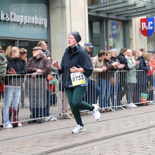 05.10.2025 - 20. swb-Marathon Bremen Strokosch-Dieckow http://msf.ph/oto/9283248 05.10.2025 11:23:52 Ziel 9733, 11190, 9733, 11190 meine-sportfotos.de