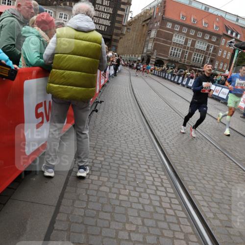 05.10.2025 - 20. swb-Marathon Bremen Yannick Fuchs http://msf.ph/oto/9283272 05.10.2025 13:00:09 Ziel 40, 689, 2186, 8351 meine-sportfotos.de