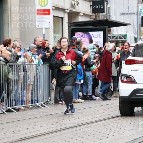 05.10.2025 - 20. swb-Marathon Bremen Strokosch-Dieckow http://msf.ph/oto/9283276 05.10.2025 11:24:28 Ziel 10096, 10096 meine-sportfotos.de