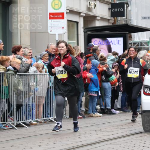 05.10.2025 - 20. swb-Marathon Bremen Strokosch-Dieckow http://msf.ph/oto/9283287 05.10.2025 11:24:29 Ziel 10096, 10133, 10096, 10133 meine-sportfotos.de