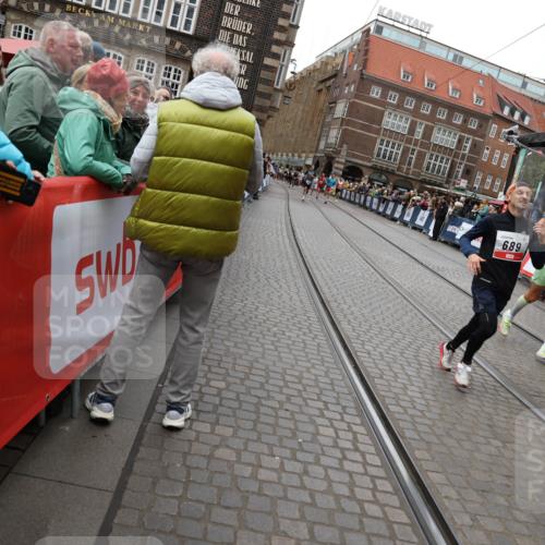05.10.2025 - 20. swb-Marathon Bremen Yannick Fuchs http://msf.ph/oto/9283292 05.10.2025 13:00:09 Ziel 40, 689, 2186, 8351 meine-sportfotos.de