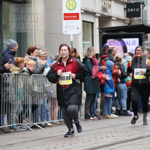 05.10.2025 - 20. swb-Marathon Bremen Strokosch-Dieckow http://msf.ph/oto/9283301 05.10.2025 11:24:29 Ziel 10096, 10133, 10096, 10133 meine-sportfotos.de