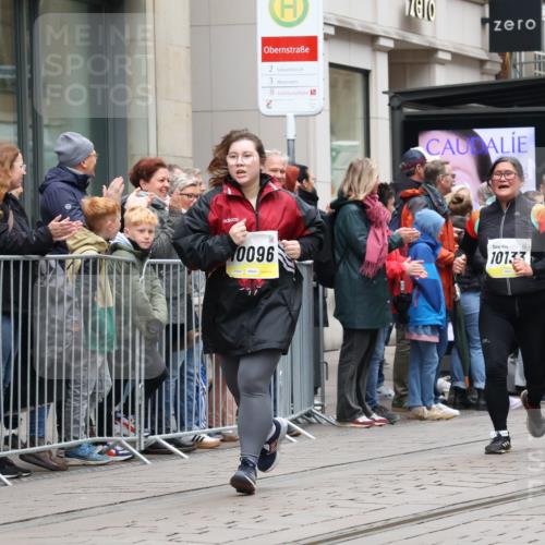 05.10.2025 - 20. swb-Marathon Bremen Strokosch-Dieckow http://msf.ph/oto/9283320 05.10.2025 11:24:29 Ziel 10096, 10133, 10096, 10133 meine-sportfotos.de