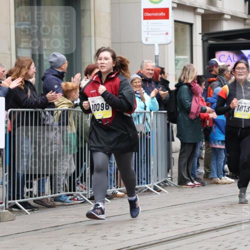 05.10.2025 - 20. swb-Marathon Bremen Strokosch-Dieckow http://msf.ph/oto/9283327 05.10.2025 11:24:30 Ziel 10096, 10133, 10096, 10133 meine-sportfotos.de