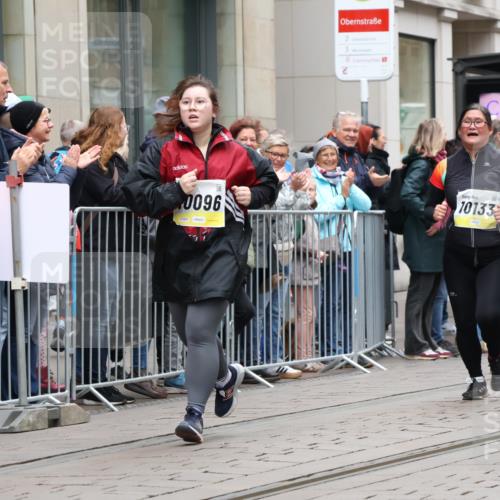 05.10.2025 - 20. swb-Marathon Bremen Strokosch-Dieckow http://msf.ph/oto/9283342 05.10.2025 11:24:30 Ziel 10096, 10133, 10096, 10133 meine-sportfotos.de