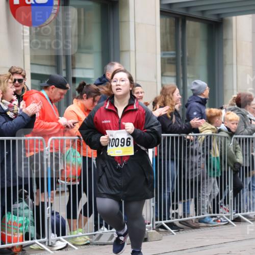 05.10.2025 - 20. swb-Marathon Bremen Strokosch-Dieckow http://msf.ph/oto/9283354 05.10.2025 11:24:31 Ziel 10096, 10133, 10096, 10133 meine-sportfotos.de