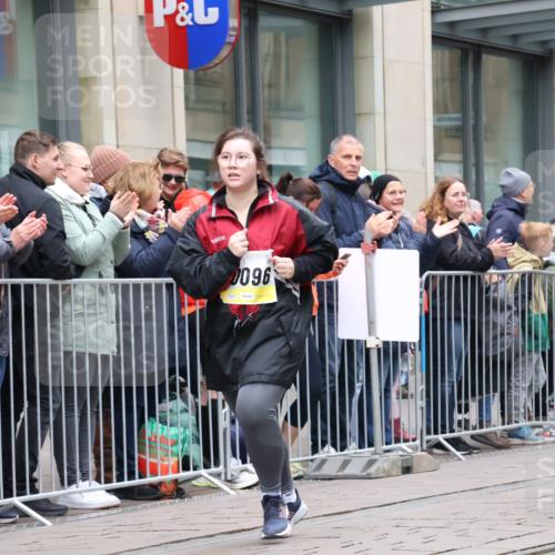05.10.2025 - 20. swb-Marathon Bremen Strokosch-Dieckow http://msf.ph/oto/9283360 05.10.2025 11:24:31 Ziel 10096, 10133, 10096, 10133 meine-sportfotos.de