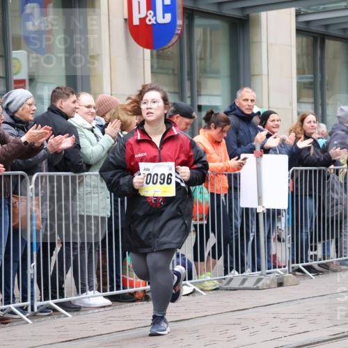 05.10.2025 - 20. swb-Marathon Bremen Strokosch-Dieckow http://msf.ph/oto/9283369 05.10.2025 11:24:31 Ziel 10096, 10133, 10096, 10133 meine-sportfotos.de