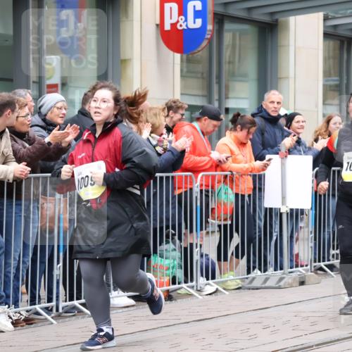 05.10.2025 - 20. swb-Marathon Bremen Strokosch-Dieckow http://msf.ph/oto/9283382 05.10.2025 11:24:32 Ziel 10096, 10133, 10096, 10133 meine-sportfotos.de