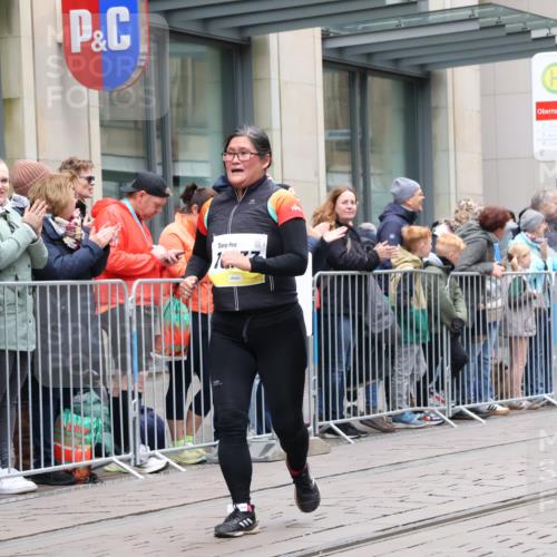05.10.2025 - 20. swb-Marathon Bremen Strokosch-Dieckow http://msf.ph/oto/9283409 05.10.2025 11:24:32 Ziel 10096, 10133, 10096, 10133 meine-sportfotos.de