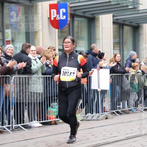 05.10.2025 - 20. swb-Marathon Bremen Strokosch-Dieckow http://msf.ph/oto/9283417 05.10.2025 11:24:33 Ziel 10096, 10133, 10096, 10133 meine-sportfotos.de