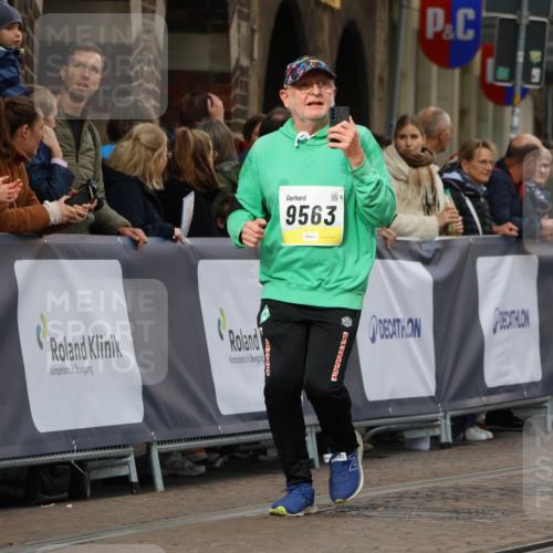 05.10.2025 - 20. swb-Marathon Bremen Strokosch-Dieckow http://msf.ph/oto/9283430 05.10.2025 11:16:33 Ziel 9301, 9563, 9753, 11020, 11182, 11438 meine-sportfotos.de