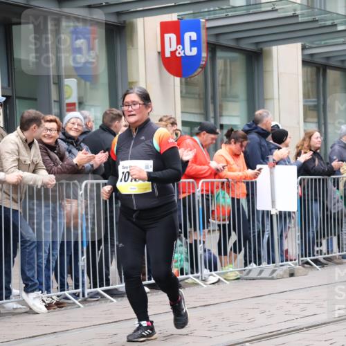 05.10.2025 - 20. swb-Marathon Bremen Strokosch-Dieckow http://msf.ph/oto/9283434 05.10.2025 11:24:33 Ziel 10096, 10133, 10096, 10133 meine-sportfotos.de