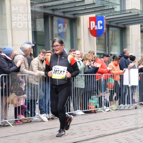 05.10.2025 - 20. swb-Marathon Bremen Strokosch-Dieckow http://msf.ph/oto/9283442 05.10.2025 11:24:33 Ziel 10096, 10133, 10096, 10133 meine-sportfotos.de