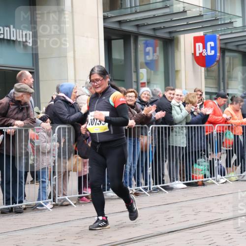 05.10.2025 - 20. swb-Marathon Bremen Strokosch-Dieckow http://msf.ph/oto/9283453 05.10.2025 11:24:34 Ziel 10096, 10133, 10096, 10133 meine-sportfotos.de