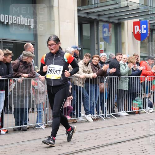 05.10.2025 - 20. swb-Marathon Bremen Strokosch-Dieckow http://msf.ph/oto/9283465 05.10.2025 11:24:34 Ziel 10096, 10133, 10096, 10133 meine-sportfotos.de