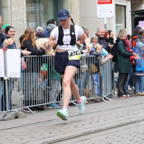05.10.2025 - 20. swb-Marathon Bremen Strokosch-Dieckow http://msf.ph/oto/9283479 05.10.2025 11:24:58 Ziel 9763, 9763 meine-sportfotos.de