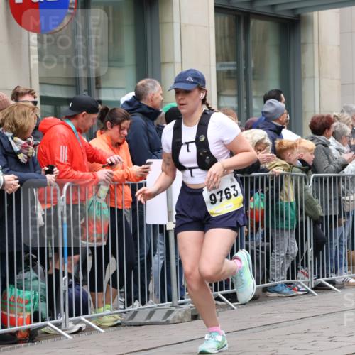 05.10.2025 - 20. swb-Marathon Bremen Strokosch-Dieckow http://msf.ph/oto/9283493 05.10.2025 11:24:58 Ziel 9763, 9763 meine-sportfotos.de