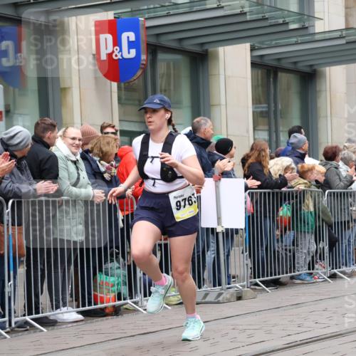 05.10.2025 - 20. swb-Marathon Bremen Strokosch-Dieckow http://msf.ph/oto/9283505 05.10.2025 11:24:59 Ziel 9763, 9763 meine-sportfotos.de