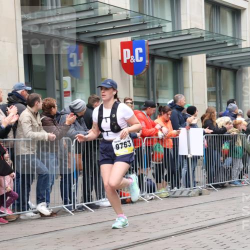 05.10.2025 - 20. swb-Marathon Bremen Strokosch-Dieckow http://msf.ph/oto/9283521 05.10.2025 11:24:59 Ziel 9763, 9763 meine-sportfotos.de
