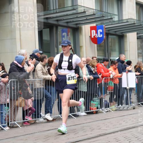 05.10.2025 - 20. swb-Marathon Bremen Strokosch-Dieckow http://msf.ph/oto/9283532 05.10.2025 11:24:59 Ziel 9763, 9763 meine-sportfotos.de