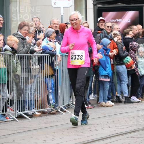05.10.2025 - 20. swb-Marathon Bremen Strokosch-Dieckow http://msf.ph/oto/9283545 05.10.2025 11:25:03 Ziel 9763, 9763 meine-sportfotos.de