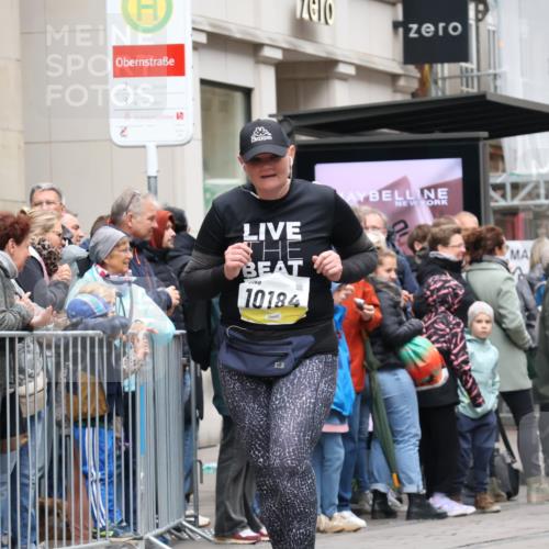 05.10.2025 - 20. swb-Marathon Bremen Strokosch-Dieckow http://msf.ph/oto/9283624 05.10.2025 11:25:05 Ziel 9763, 9763 meine-sportfotos.de