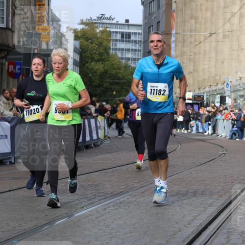 05.10.2025 - 20. swb-Marathon Bremen Strokosch-Dieckow http://msf.ph/oto/9283626 05.10.2025 11:16:35 Ziel 9301, 9563, 9753, 11020, 11182, 11438 meine-sportfotos.de
