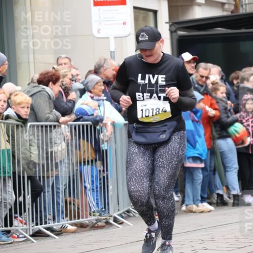 05.10.2025 - 20. swb-Marathon Bremen Strokosch-Dieckow http://msf.ph/oto/9283639 05.10.2025 11:25:06 Ziel 9763, 9763 meine-sportfotos.de